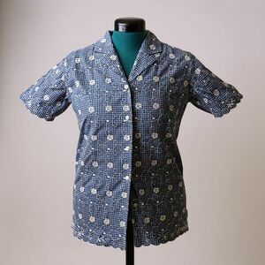 Retro women’s button-down with embroidered flowers